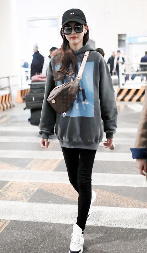 连穿卫衣配紧身裤都这么有大牌范美出国际范